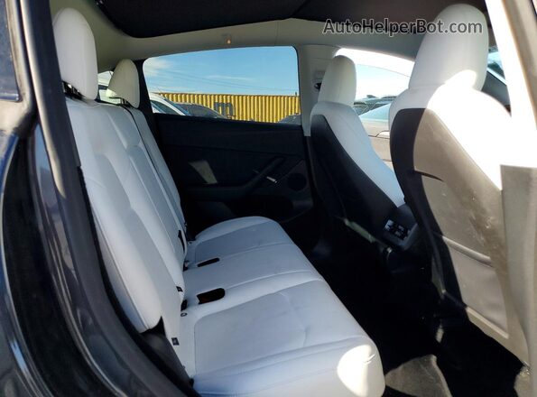 7SAYGDED6SF231266 2025 TESLA MODEL Gray Vista de los asientos traseros