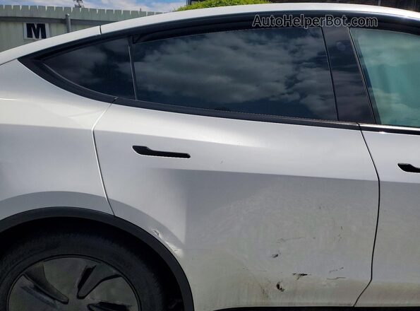 7SAYGDED6TA583763 2026 TESLA MODEL White Rear interior view