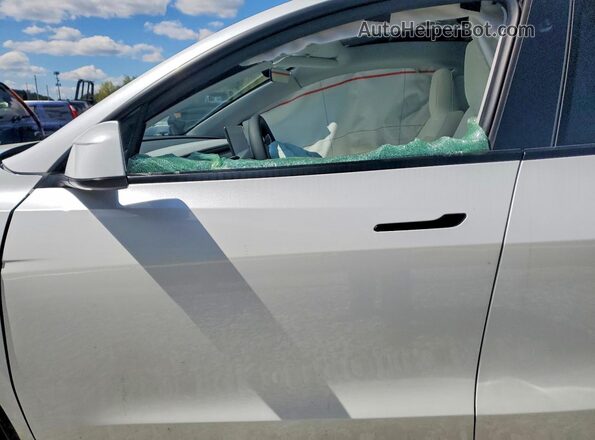 7SAYGDED6TA583763 2026 TESLA MODEL White Front interior view