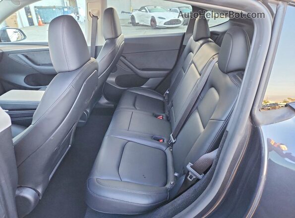 7SAYGDED7SF317721 2025 TESLA MODEL Gray Widok tylnych siedzeń