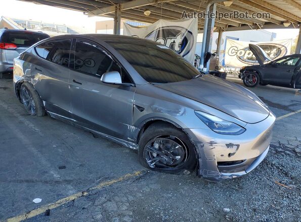7SAYGDED7SF318691 2025 TESLA MODEL Gray Delantero derecho