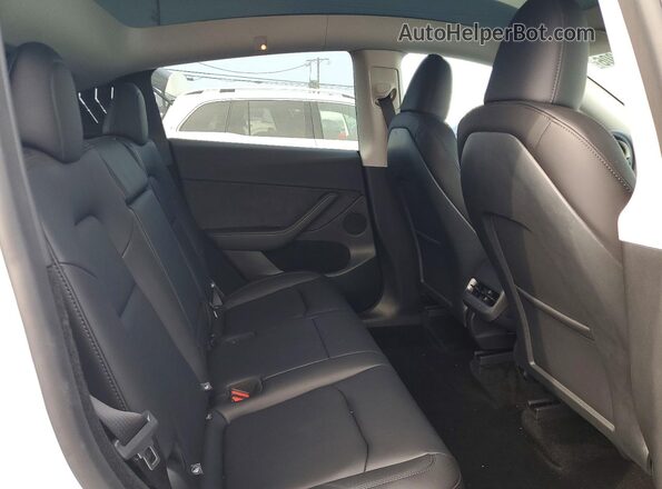 7SAYGDED8SF270764 2025 TESLA MODEL White Widok wnętrza z tyłu