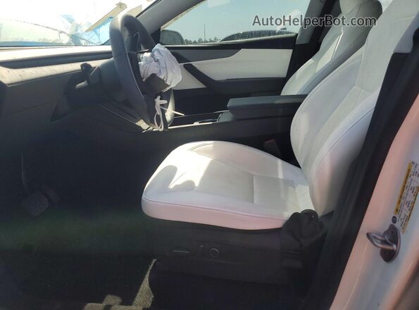 7SAYGDEDXTA418573 2026 TESLA MODEL White Front interior view
