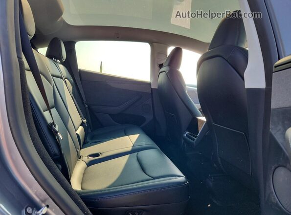 7SAYGDEE0TA381591 2026 TESLA MODEL Gray Widok wnętrza z tyłu
