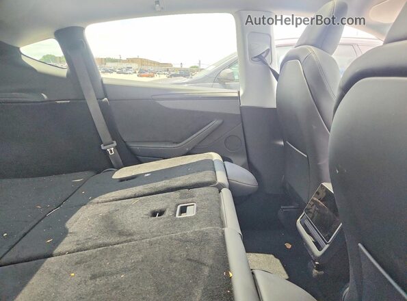 7SAYGDEE2TA456551 2026 TESLA MODEL Red Rear seats view