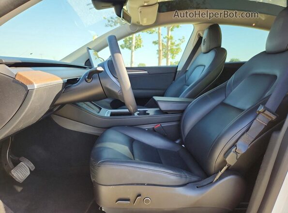 7SAYGDEE3NF561282 2022 TESLA MODEL White Front interior view