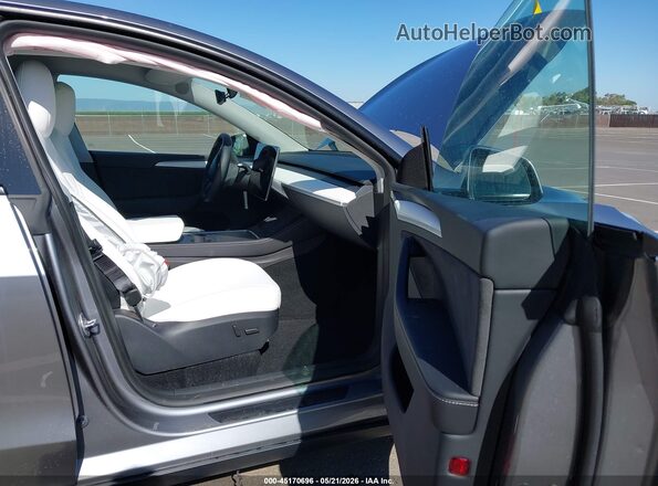 7SAYGDEE3RA325024 2024 TESLA MODEL Y Серый Вид салона спереди