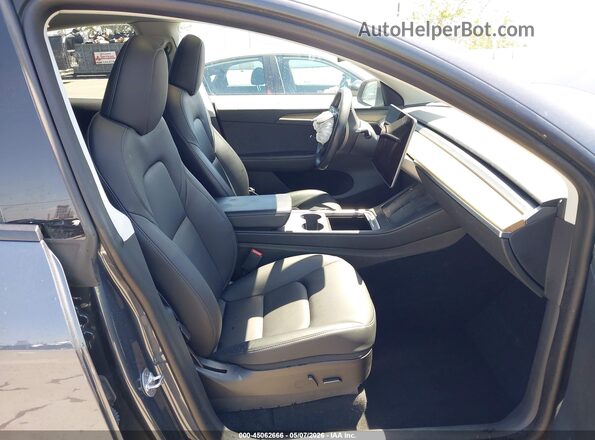 7SAYGDEE4PA025358 2023 TESLA MODEL Y Gray Front interior view