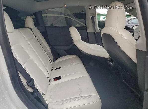7SAYGDEE4SA355042 2025 TESLA MODEL White Vista de los asientos traseros
