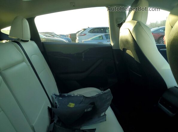 7SAYGDEE5PF661242 2023 TESLA MODEL White Widok wnętrza z tyłu