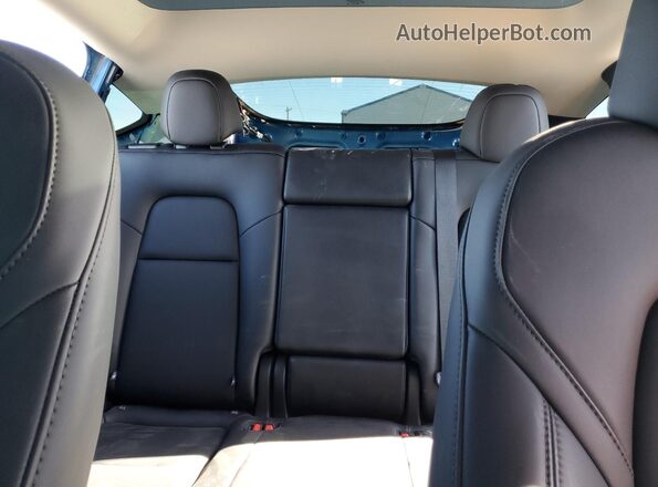 7SAYGDEE6SF305777 2025 TESLA MODEL Blue Vista de los asientos traseros
