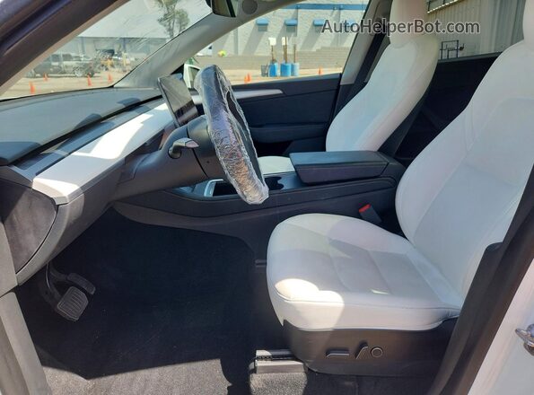 7SAYGDEE7PF616075 2023 TESLA MODEL White Front interior view
