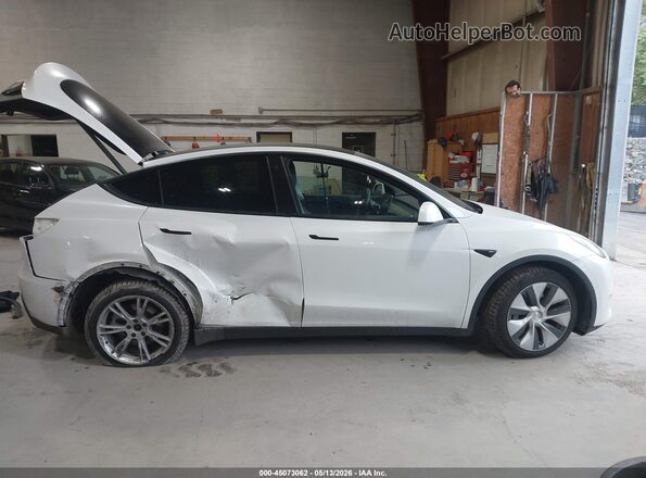 7SAYGDEE8NF438867 2022 TESLA MODEL Y White 360 interior view