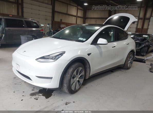 7SAYGDEE8NF438867 2022 TESLA MODEL Y White Front left