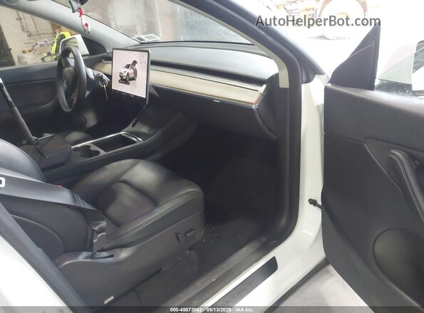 7SAYGDEE8NF438867 2022 TESLA MODEL Y White Front interior view