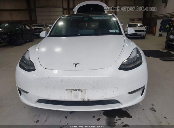 7SAYGDEE8NF438867 2022 TESLA MODEL Y White Rear interior view