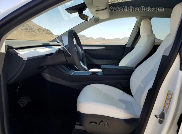 7SAYGDEE8PA097762 2023 TESLA MODEL White Widok wnętrza z przodu