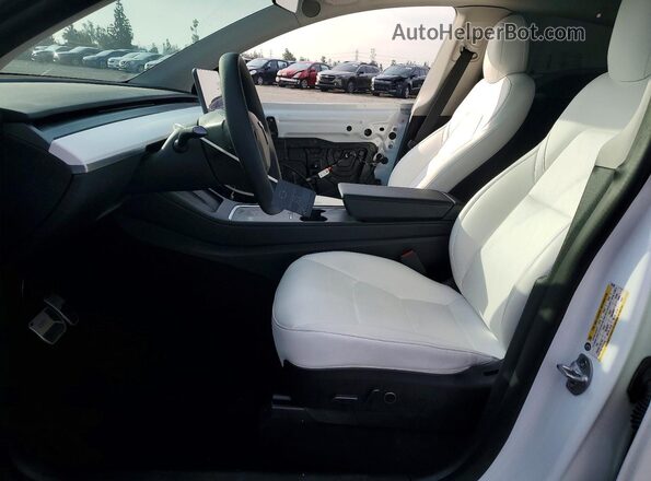 7SAYGDEE9NF558760 2022 TESLA MODEL White Front interior view
