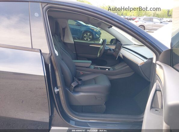7SAYGDEE9RA329434 2024 TESLA MODEL Y Gray Vista interior delantera