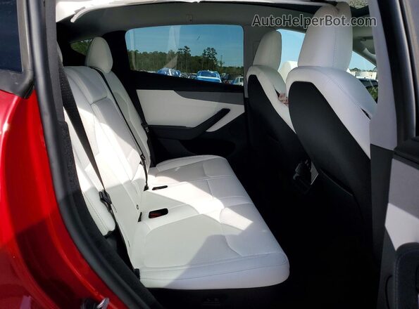 7SAYGDEE9TA493130 2026 TESLA MODEL Красный Вид задней части салона