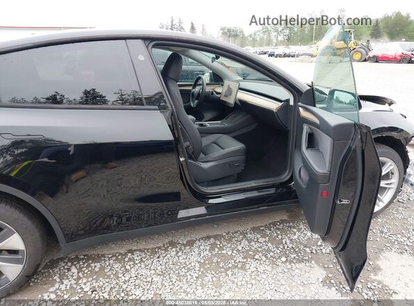 7SAYGDEEXPF967840 2023 TESLA MODEL Y Черный Вид салона спереди