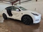 2024 Tesla Model Y Белый vin: 7SAYGDEEXRA307412 Damage: Right Rocker Panel, Dent(S) W/ Paint Dmg, > 12 Inches