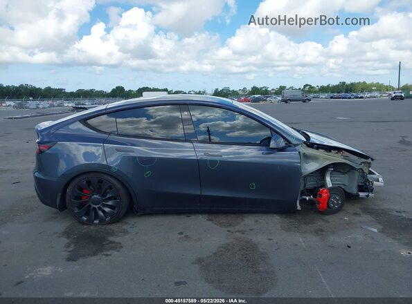 7SAYGDEF2NF515693 2022 TESLA MODEL Y Gray Widok wnętrza z tyłu