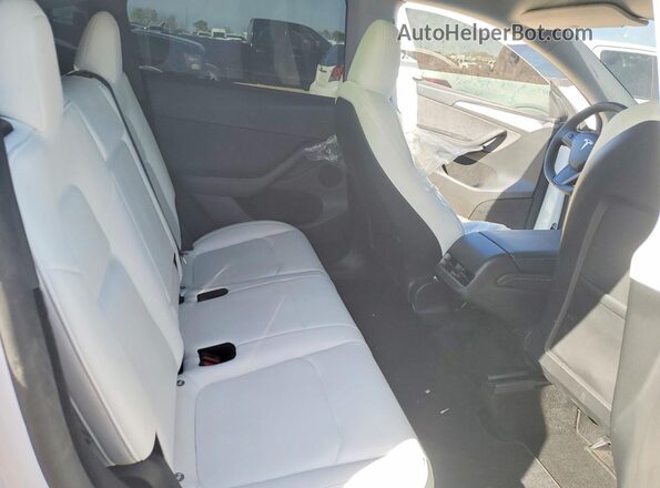 7SAYGDEF3RF027908 2024 TESLA MODEL White Widok tylnych siedzeń