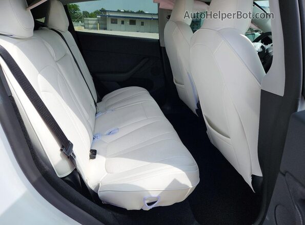7SAYGDEF7SA339894 2025 TESLA MODEL White Rear interior view