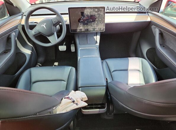 7SAYGDEF8PF740378 2023 TESLA MODEL Красный Вид панели приборов