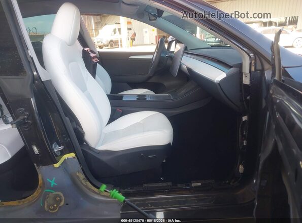7SAYGDEF9RF049508 2024 TESLA MODEL Y Black წინა სალონის ხედი