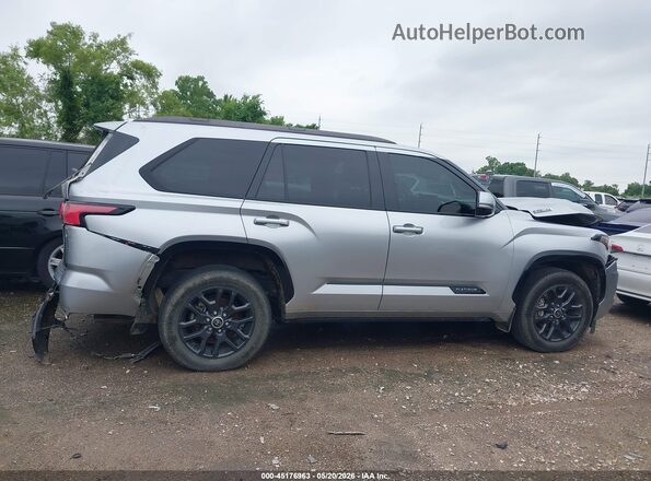 7SVAAAAA4PX002372 2023 TOYOTA SEQUOIA Серебряный Вид задней части салона