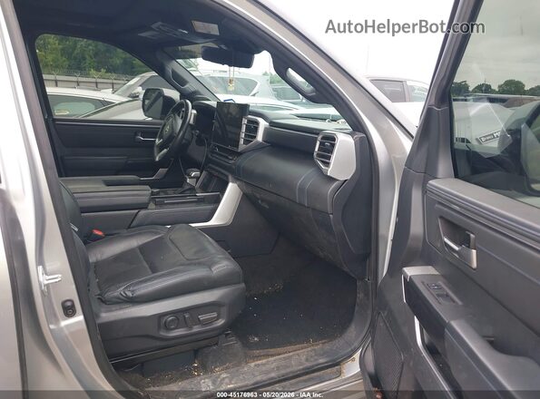 7SVAAAAA4PX002372 2023 TOYOTA SEQUOIA Серебряный Вид салона спереди