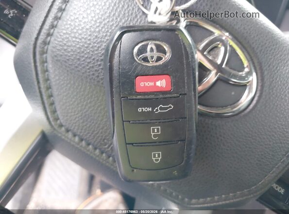 7SVAAAAA4PX002372 2023 TOYOTA SEQUOIA Серебряный Вид панели приборов