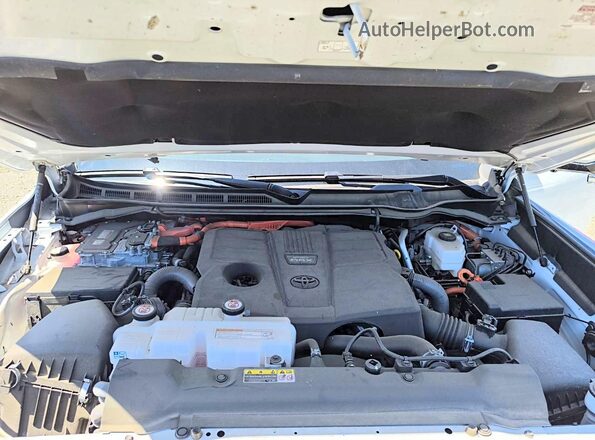 7SVAAABA1RX043351 2024 TOYOTA SEQUOIA White Widok komory silnika