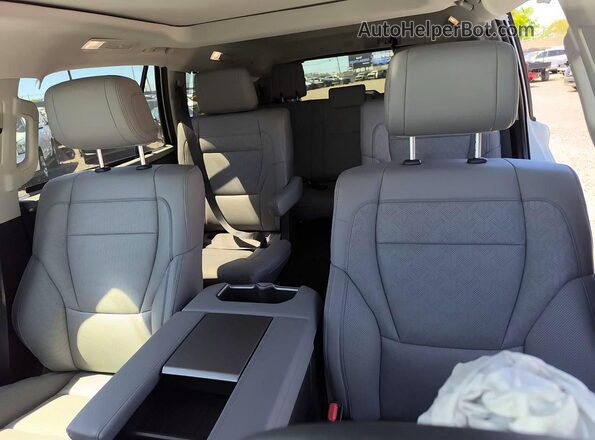 7SVAAABA1RX043351 2024 TOYOTA SEQUOIA White Widok tylnych siedzeń
