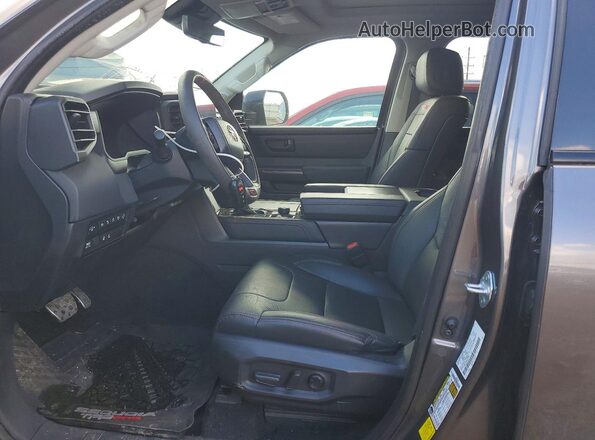 7SVAAABA2PX012168 2023 TOYOTA SEQUOIA Gray Vista interior delantera