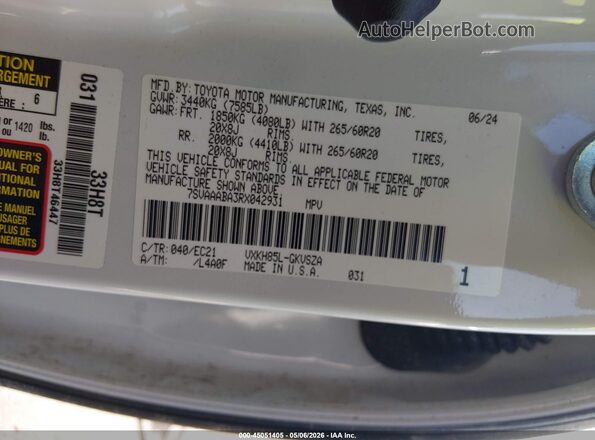 7SVAAABA3RX042931 2024 TOYOTA SEQUOIA White Vista del compartimento del motor