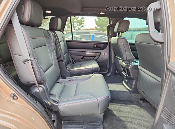 7SVAAABA7SX053727 2025 TOYOTA SEQUOIA Tan Widok wnętrza z tyłu