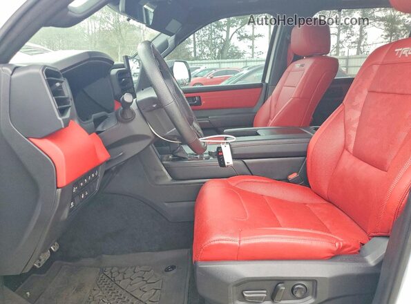 7SVAAABA8RX023677 2024 TOYOTA SEQUOIA Белый Вид салона спереди