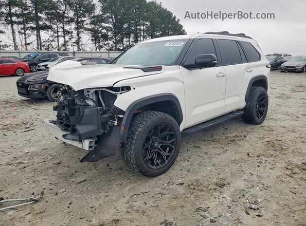 7SVAAABA8RX023677 2024 TOYOTA SEQUOIA Белый Передняя левая четверть