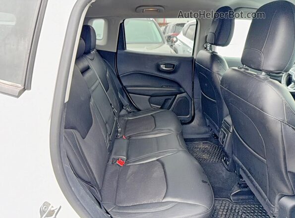 3C4NJCBB0JT318823 2018 JEEP COMPASS Белый Вид салона спереди
