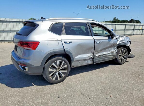 3VVRX7B2XNM022748 2022 VOLKSWAGEN TAOS Gray Przód prawy