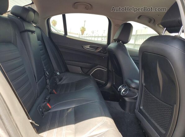 ZARFAECN8J7567048 2018 ALFA ROMEO GIULIA Gray Widok wnętrza z tyłu