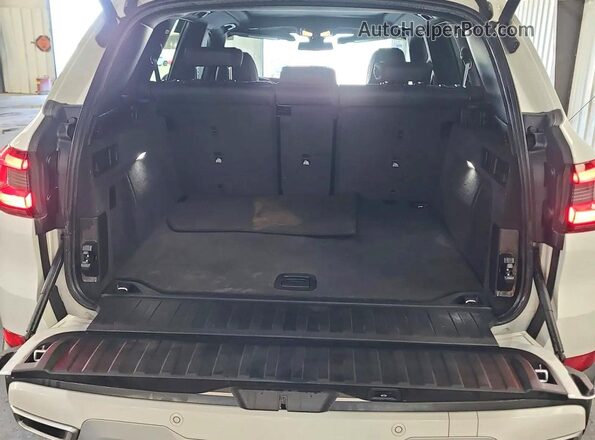 5UXCR6C08L9B81724 2020 BMW X5 Белый Вид задней части салона