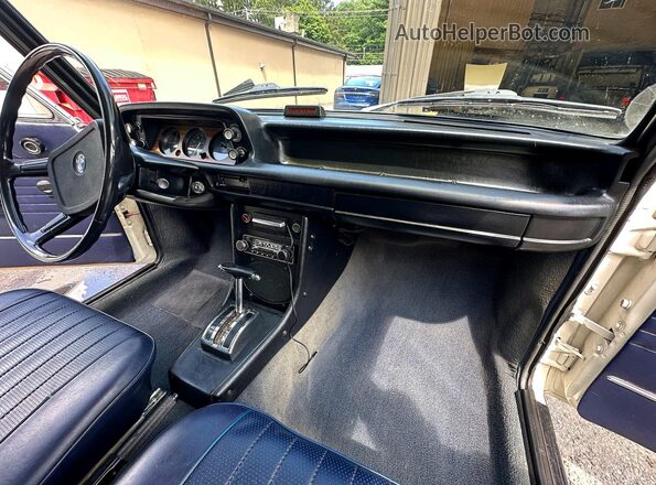 4280399 1974 BMW 2000 Белый Вид задних сидений