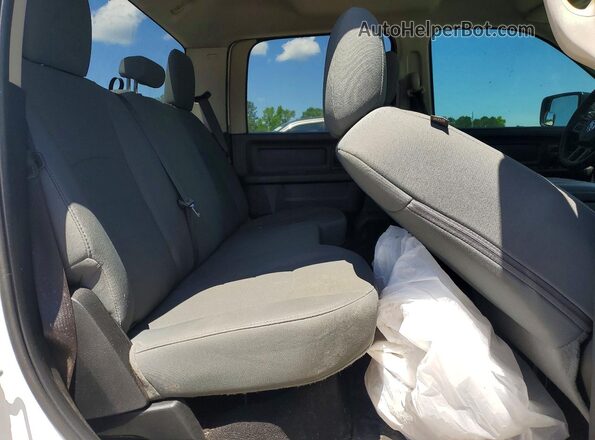 1C6RR7KM9JS262571 2018 RAM 1500 White Widok wnętrza z tyłu