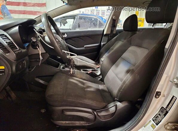 3KPFK4A77JE209641 2018 KIA FORTE Серебряный Вид панели приборов