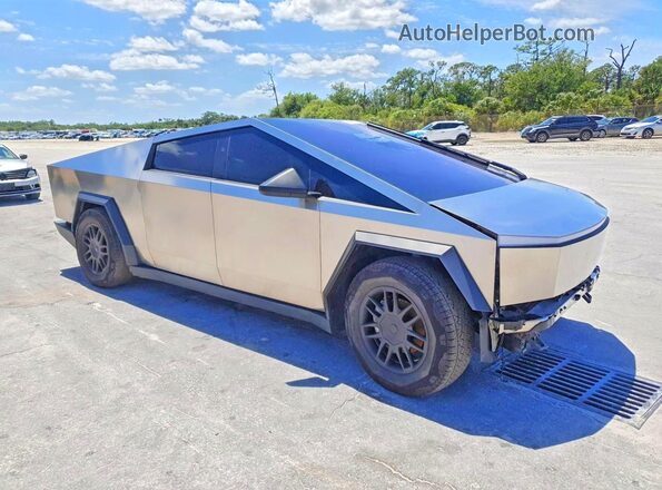 7G2CEHED3SA077646 2025 TESLA CYBERTRUCK Silver Front view
