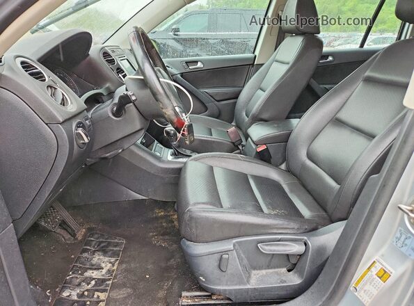 WVGBV7AX3HK013626 2017 VOLKSWAGEN TIGUAN Серебряный Вид панели приборов